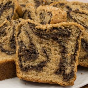 Cozonac din faina integrala cu ciocolata si nuci
