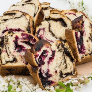 Babka cu fructe de padure si ciocolata
