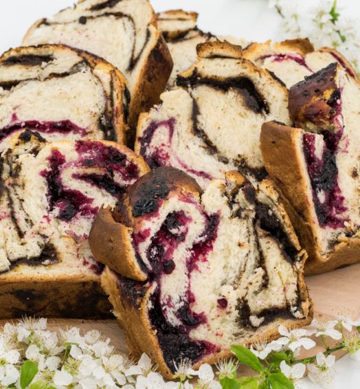 Babka cu fructe de padure si ciocolata